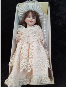 POUPÉE EN PORCELAINE 
