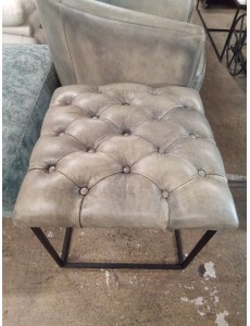 POUF CAPITONÉ CUIR GRIS...