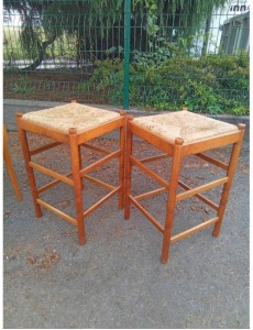 PAIRE DE TABOURETS ASSISES...