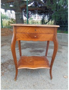 TRAVAILLEUSE / COIFFEUSE...